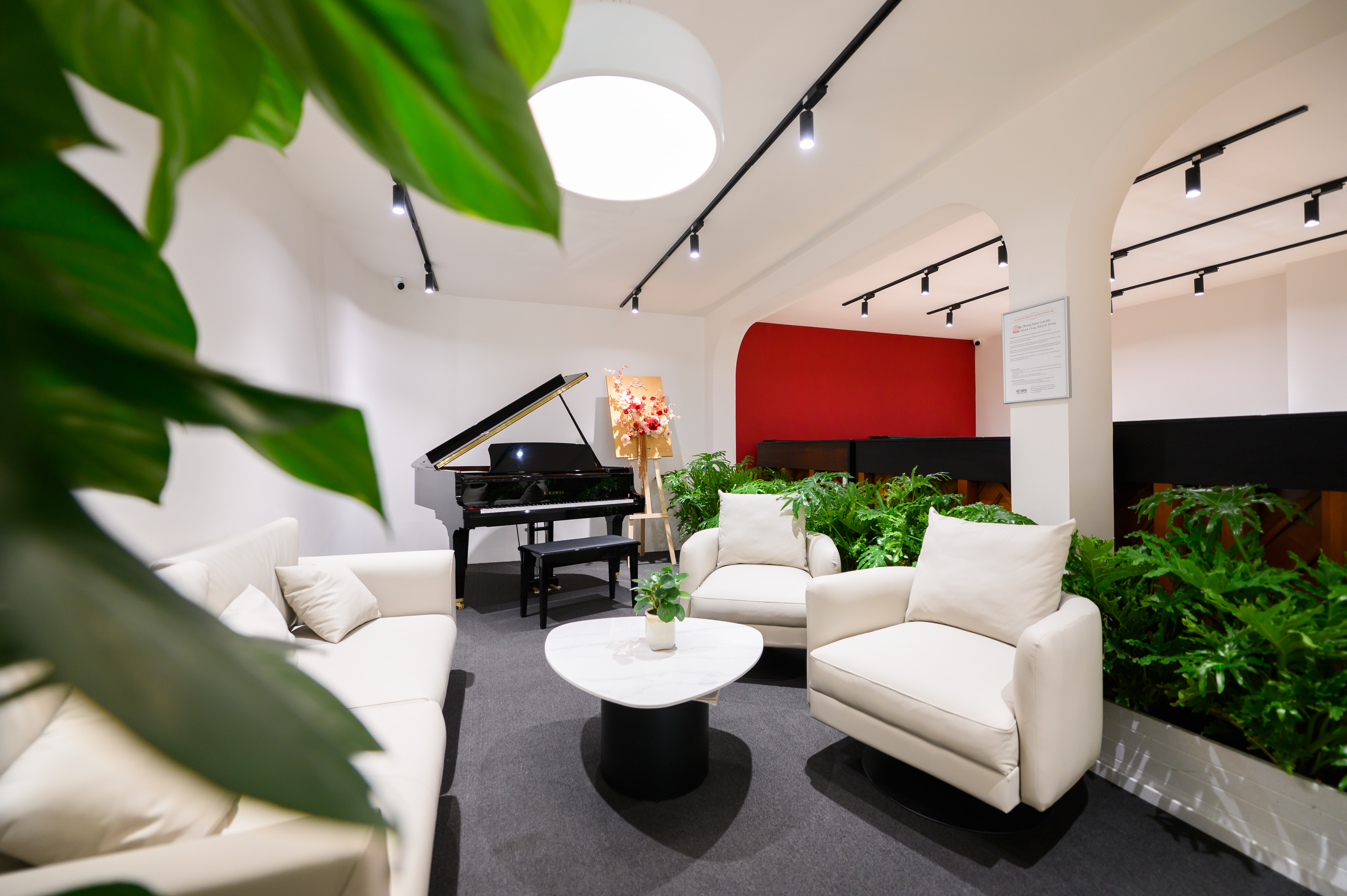 Bảng hiệu Việt Thương Music Touch to Feel trên tường đỏ tại showroom